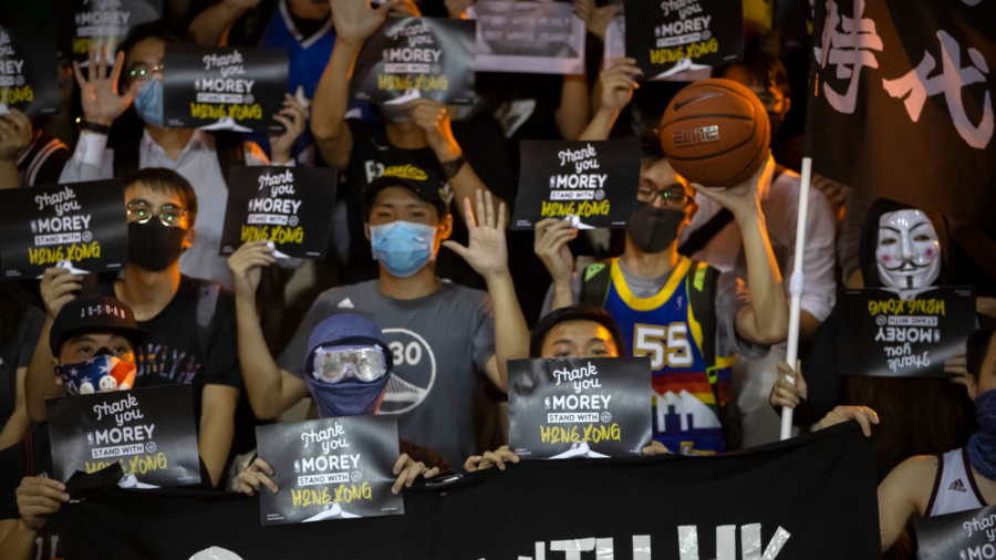 NBA Fans Wear ‘Stand With Hong Kong’ and ‘Free Tibet’ Shirts to Nets Game