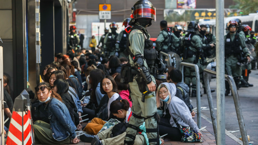 Hong Kong Police Suspends Implementing Anti-Mask Law, Amid Continued Violence at College Campus