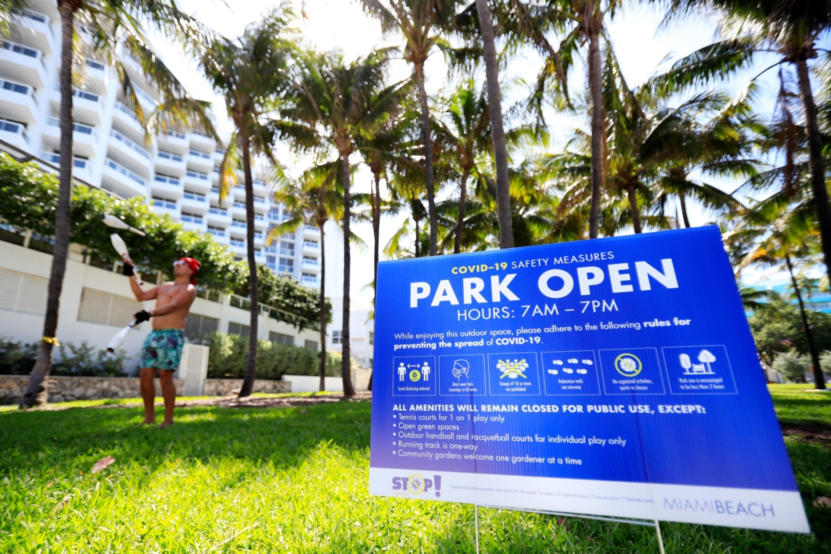Luis Diaz practices juggling in Marjory Stoneman Douglas Ocean Beach Park in Miami Beach, Fla., on April 29, 2020. (Cliff Hawkins/Getty Images)