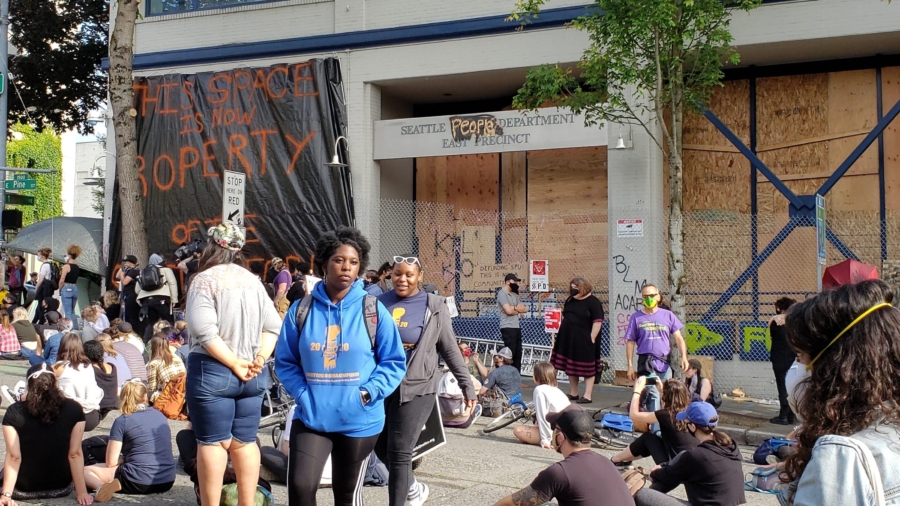 Armed People at Seattle Autonomous Zone Checking IDs, Extorting Businesses: Police