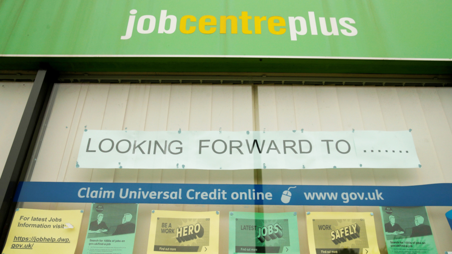 UK’s Sunak Offers Jobs Bonuses, Cuts Taxes to Head Off Jobs Crisis