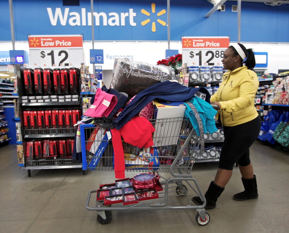Tasha heads to checkout at a Walmart Store in Chicago on Nov. 23, 2012. (John Gress/Reuters File Photo)