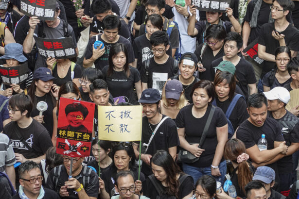 Hongkongers took the streets on June 16, 2019 to demand the extradition bill’s full retraction and Hong Kong leader Carrie Lam’s resignation. The banners read “Students Are Not Rioters,” “Carrie Lam Step Down,” and “No Retreat without Retraction.” (Gang Yu/The Epoch Times)