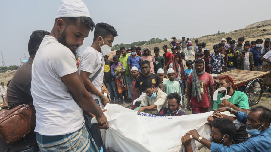 At Least 26 Die When Speedboat Overturns in Bangladesh River