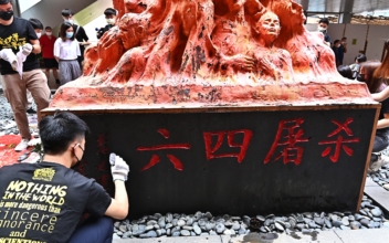 Hong Kong University Students Observe Tiananmen Massacre Anniversary at Pillar of Shame
