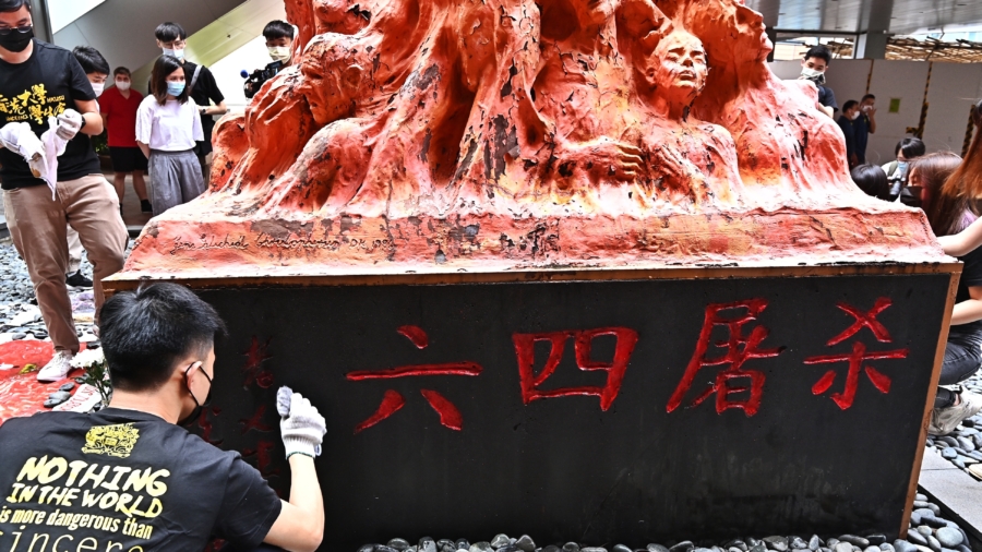 Hong Kong University Students Observe Tiananmen Massacre Anniversary at Pillar of Shame