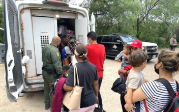 Texas Agents Apprehend 3 Large Groups of Illegal Immigrants