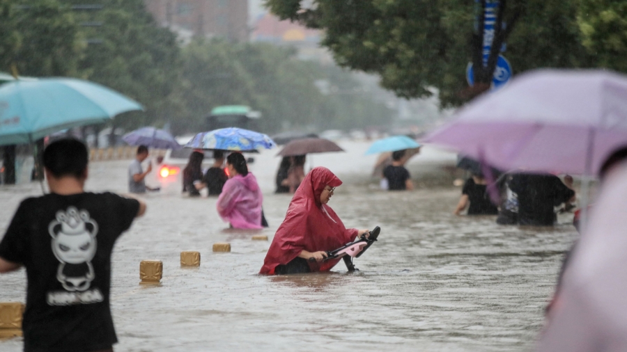 Chinese Residents Struggle in Rising Flood Water