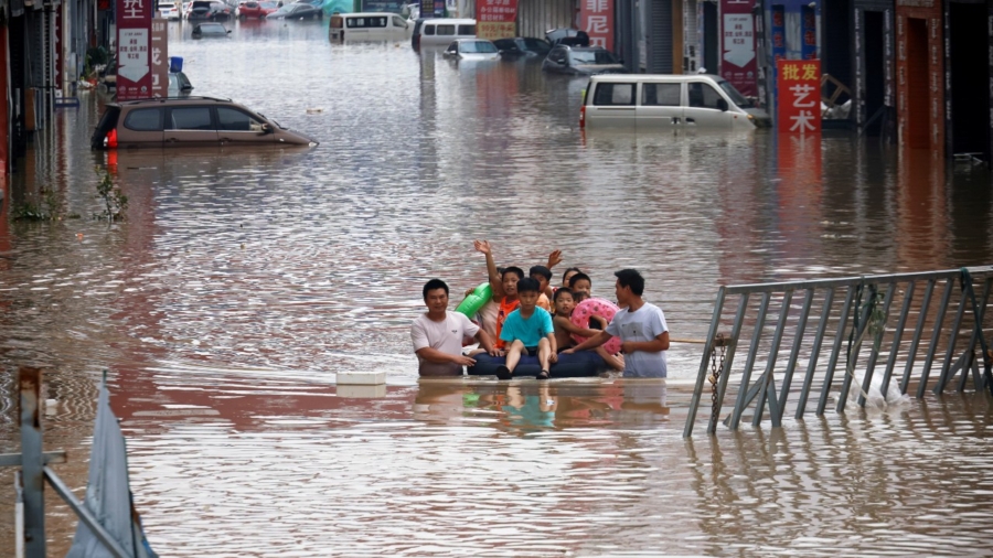 Civilian Rescuers Help China's Flood Victims