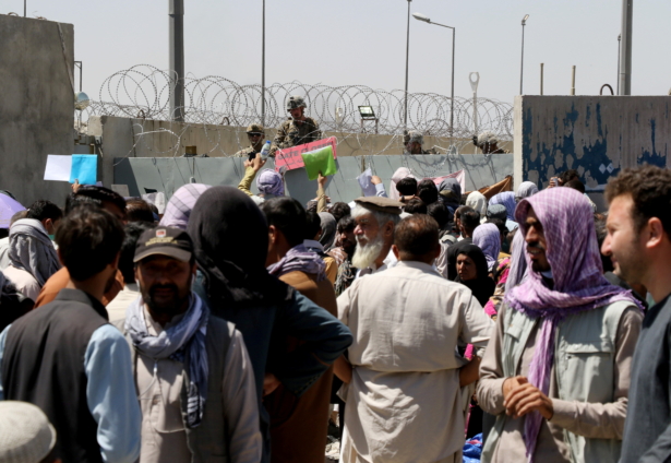 crowds-outside-airport