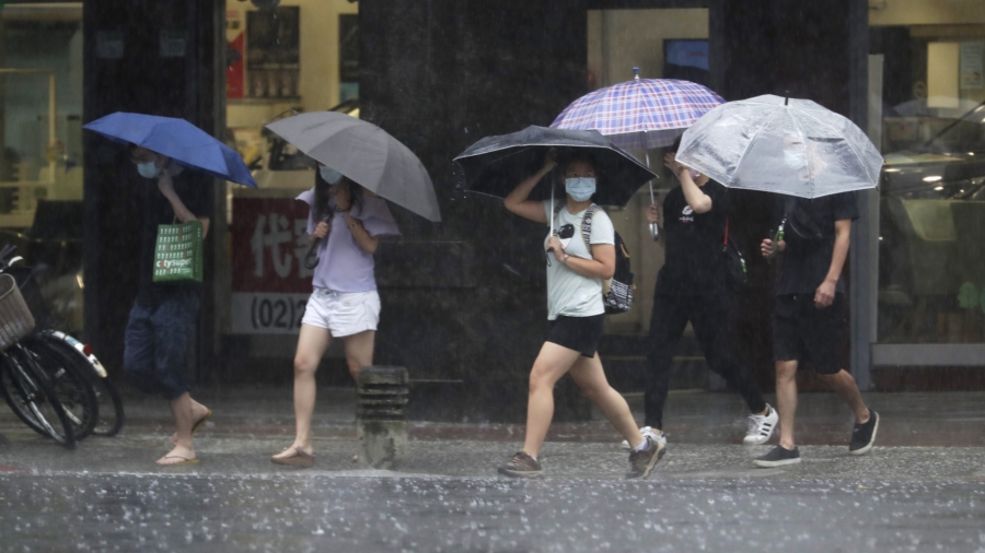 Typhoon Pours 5 Inches of Rain on Taiwan, Heads for Shanghai