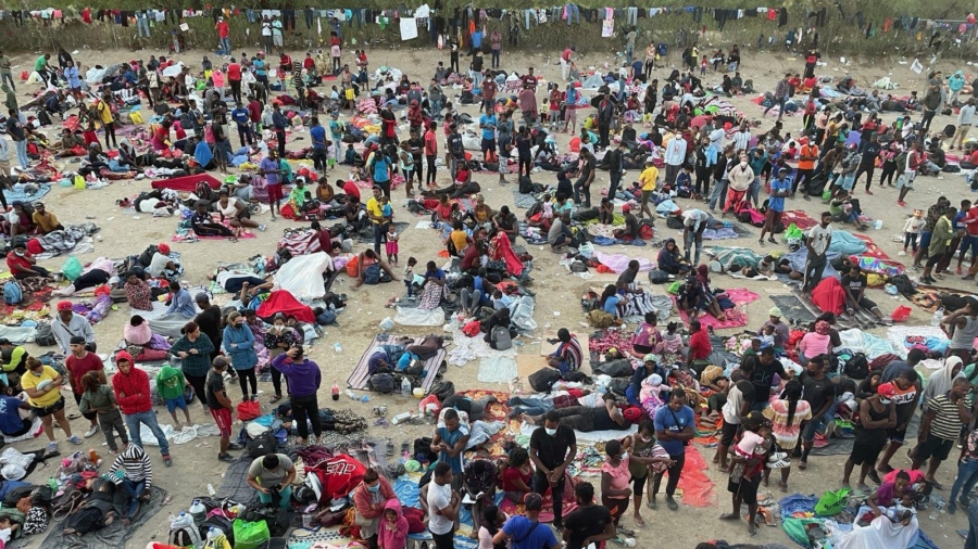 Mayor Shuts Down Bridge Over Migrant Crisis