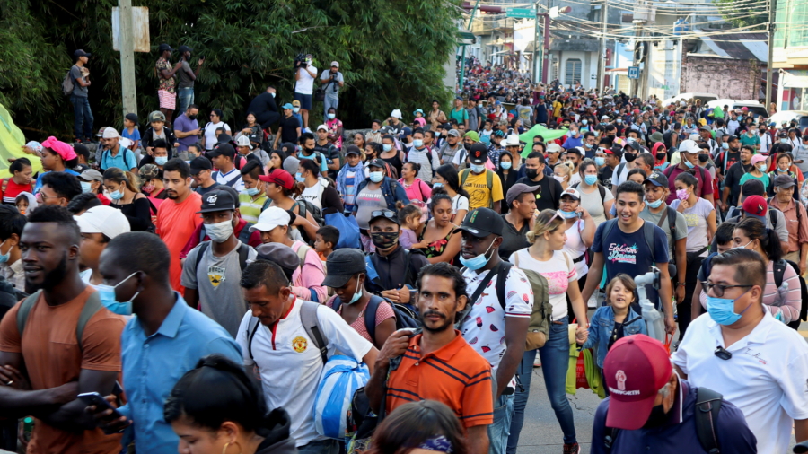 Analyst: Mexico Doles Out Visas to Illegal Immigrants to Avoid Media Attention of Big Caravan