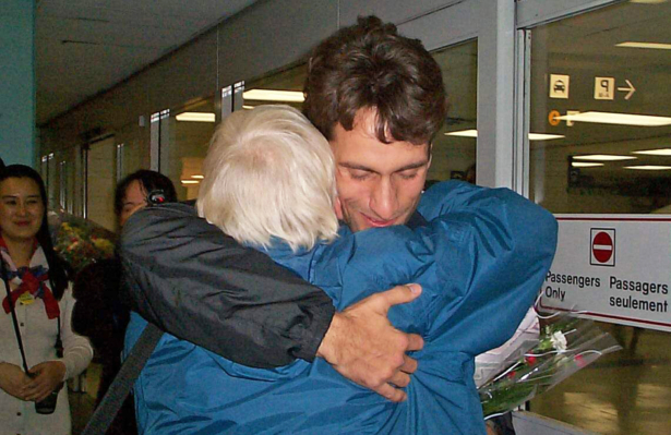 Joel Chipkar at the airport upon returning safely from Beijing, in Toronto, Canada, in November 2001. (Courtesy of Joel Chipkar)