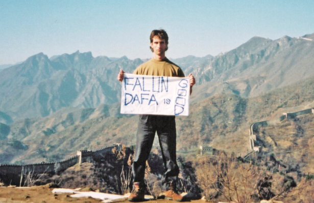 Joel Chipkar seen on the Great Wall with his sign that he made with materials he found in his hotel room, in Beijing, China, in November 2001.<br/>(Courtesy of Joel Chipkar)