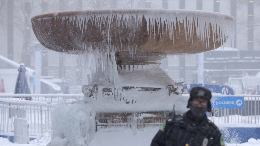 Winter Storm Lashes East Coast