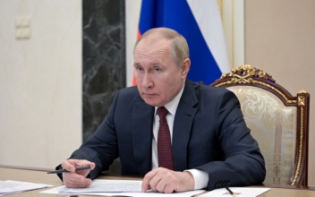 Putin: Russia Doesn’t Want War, Ready to Talk