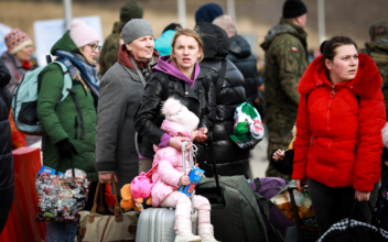 Volunteers Help Ukrainian Refugees at Polish Border