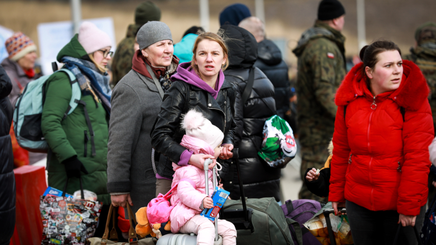 Ukrainian Refugees Have to Travel Further Than Poland: Parliament Advisor