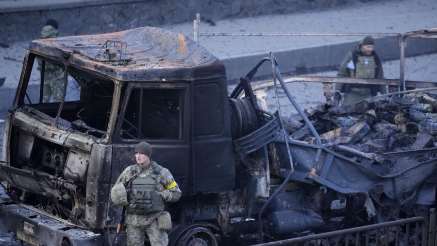 Outgunned Ukrainian Army Fighting 'Intelligently, Passionately': Analyst