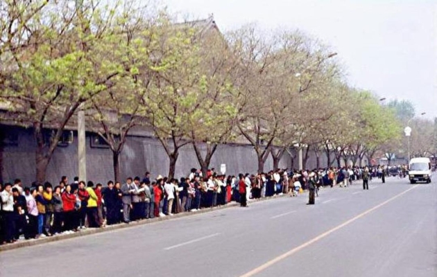 Over 10,000 Falun Gong practitioners went to appeal on April 25, 1999, in Beijing, China. (Minghui.org)