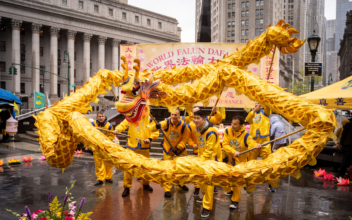 Hundreds of New Yorkers Brave Rain to Mark World Falun Dafa Day
