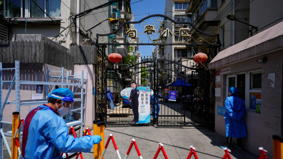 Shanghai Residents Fight COVID-19 Restrictions