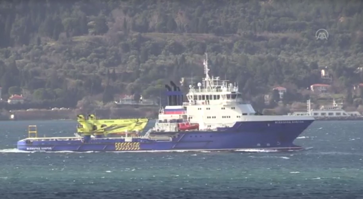 A ship belonging to the Russian Navy, the 95-meter logistic support vessel "Vsevolod Bobrov" heads to the Black Sea, passing through the Dardanelles Strait in Turkey’s western province of Canakkale, on Jan. 6, 2022, in a still from video. (Anadolu Agency via Reuters/Screenshot via The Epoch Times)