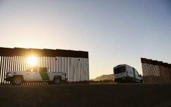 Over 1,500 Illegal Immigrants Cross Border Into El Paso in Massive Single-Day Crossing