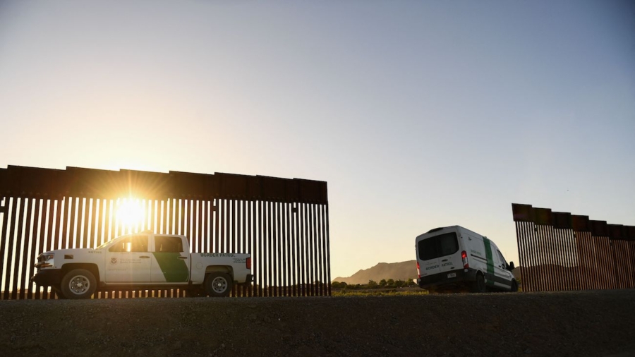 Over 1,500 Illegal Immigrants Cross Border Into El Paso in Massive Single-Day Crossing