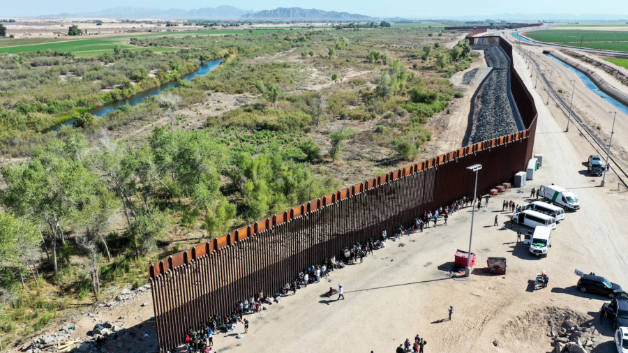 A Federal Judge Says Over 100 Immigrants Can Join to Sue Federal Agents